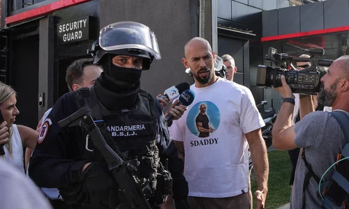 Fratii Tate sunt escortati de jandarmi la iesirea din casa in care au avut loc perchezitii urmand sa fie dusi la sediul DIICOT, in Pipera, 21 august 2024   Foto Inquam Photos  Octav Ganea(6) jpg