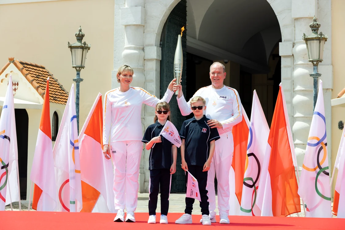 Printul Albert de Monaco si Printesa Charle, cu copiii Printul Jacques si Printesa Gabriella cu flacara olimpica Eric Mathon, Axel Bastello, Michael Alesi, Gaetan Luci, Palatul Princiar (2) jpg