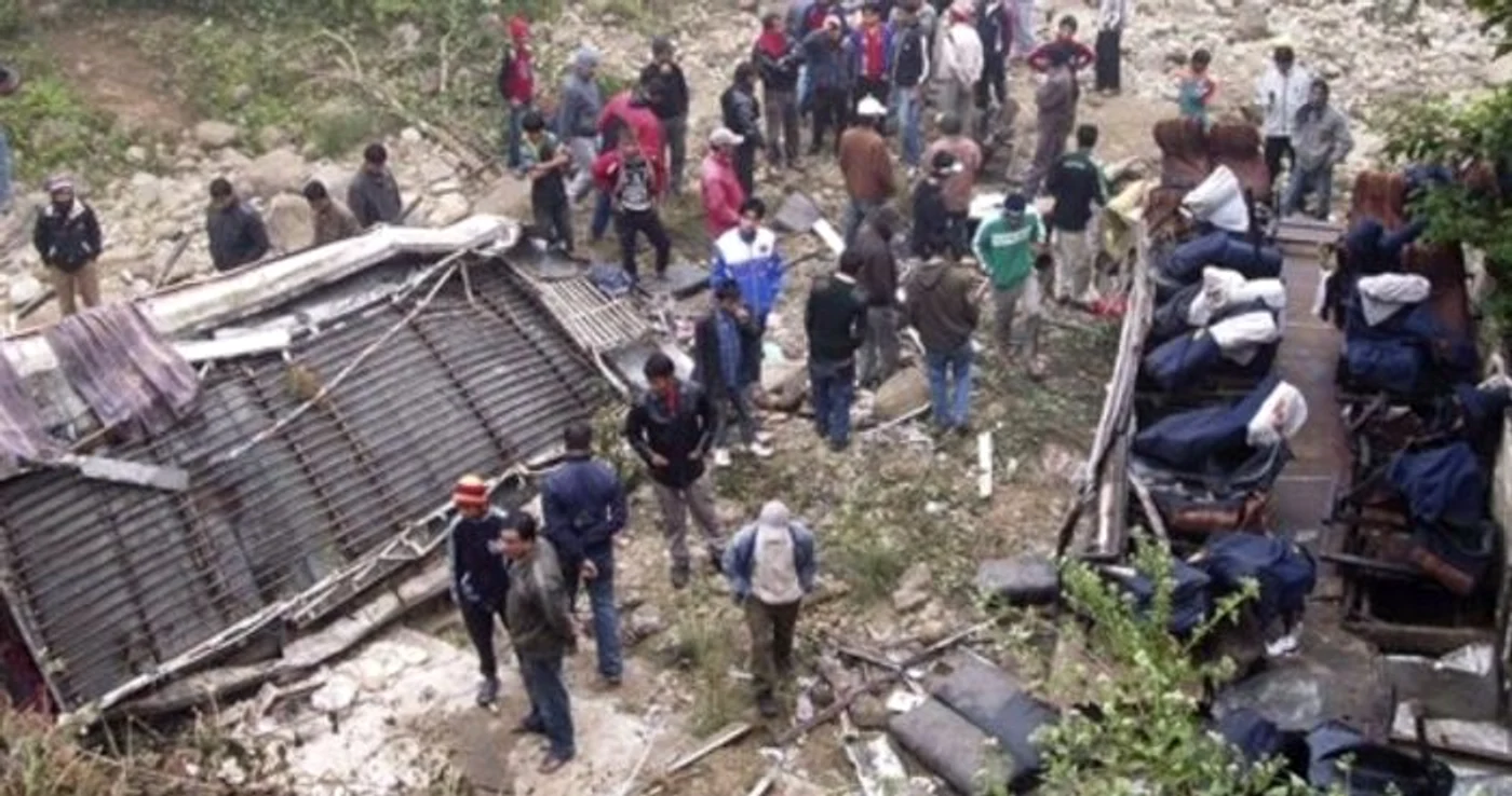 
    33 de morți și 35 de răniți în accidentul din NepalFoto: Twitter  