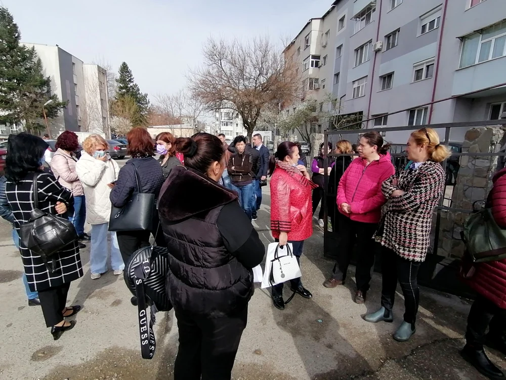 Protestul părinţilor şi profesorilor elevilor de la Şcoala nr. 3 Slatina nu a schimbat situaţia în unitate, în schimb a „picat“ un alt director numit în urma concursului FOTO: Alina Mitran
