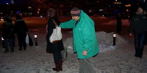 Hoţii profită de neatenţia oamenilor pentru a-i lăsa fără portofele