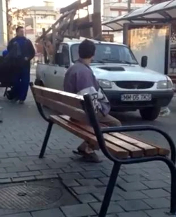 
    Se masturba în faţa femeilor  