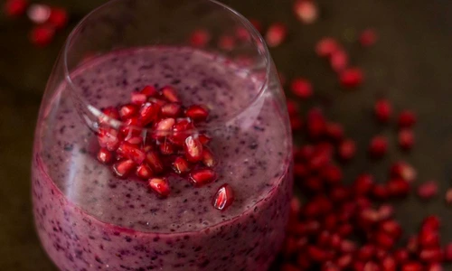 Smoothie cu rodie si afine jpeg