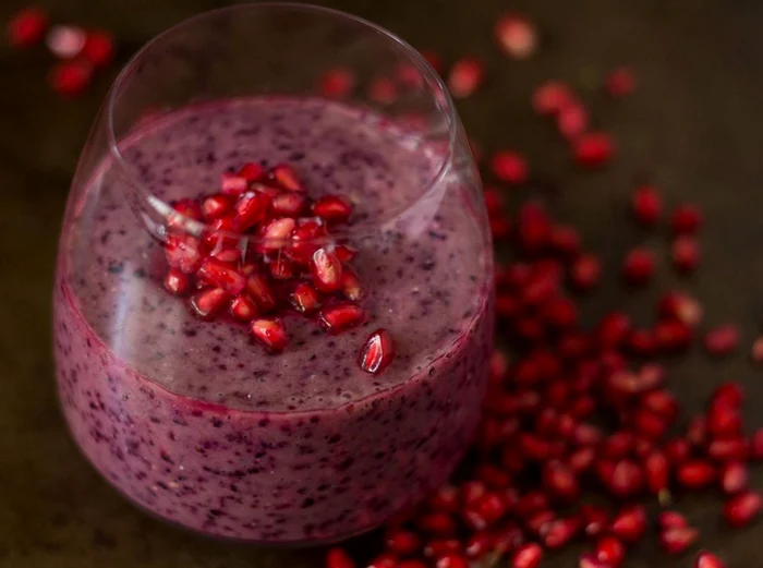 Smoothie cu rodie si afine jpeg