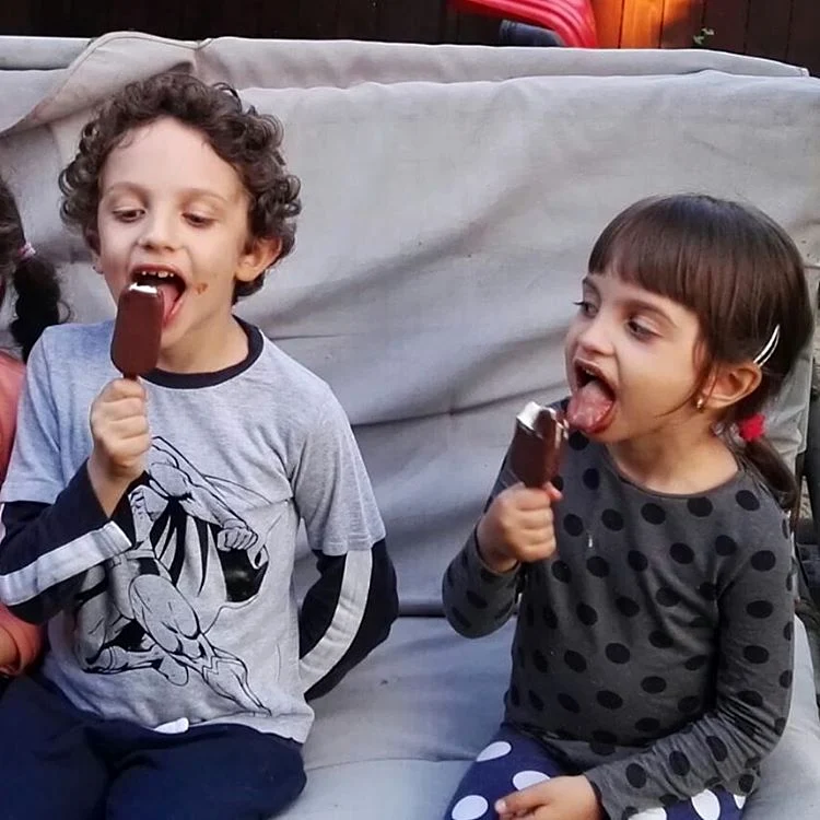 Albert şi Aida sunt bucăţică ruptă din mama lor