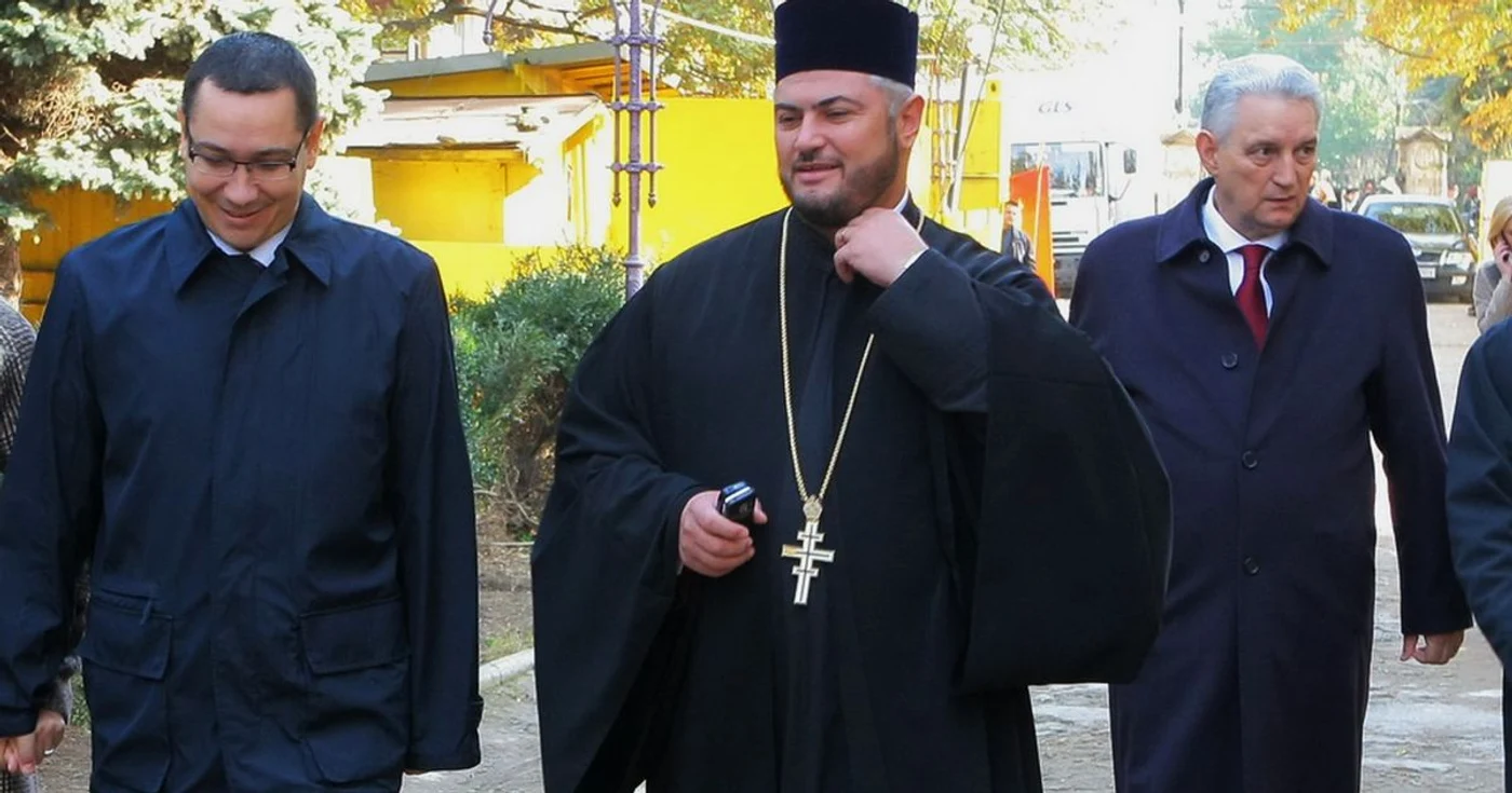 Preotul Florin Chirilă, alături de Victor Ponta şi Ilie Sârbu, într-o fotografie surprinsă în 2010