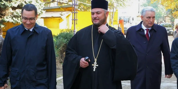 Preotul Florin Chirilă, alături de Victor Ponta şi Ilie Sârbu, într-o fotografie surprinsă în 2010