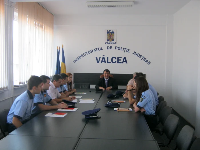 Tinerii poliţişti s-au întâlnit astăzi cu şeful IPJ Vâlcea, comisarul şef Florian Marin.