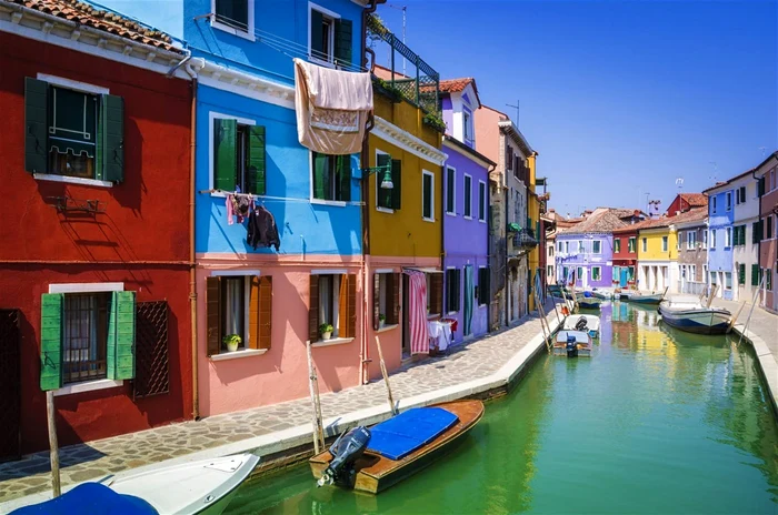 Burano - Veneţia - Italia. FOTO www.lonelyplanet.com