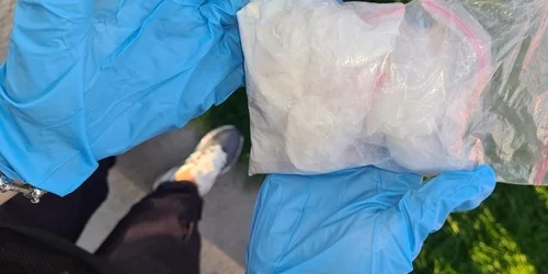 Droguri găsite în urma unor percheziții la persoane bănuite de trafic de narcotice din Vâlcea Sursă IPJ Vâlcea 