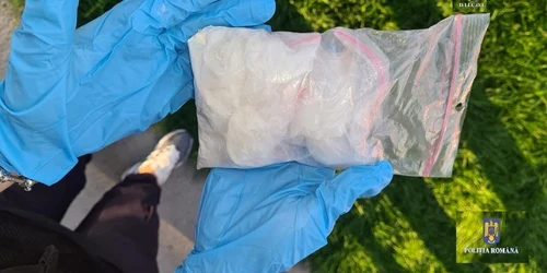 Droguri găsite în urma unor percheziții la persoane bănuite de trafic de narcotice din Vâlcea Sursă IPJ Vâlcea 