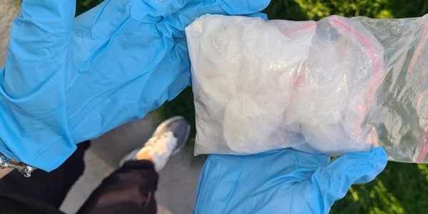 Droguri găsite în urma unor percheziții la persoane bănuite de trafic de narcotice din Vâlcea Sursă IPJ Vâlcea 