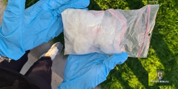 Droguri găsite în urma unor percheziții la persoane bănuite de trafic de narcotice din Vâlcea Sursă IPJ Vâlcea 