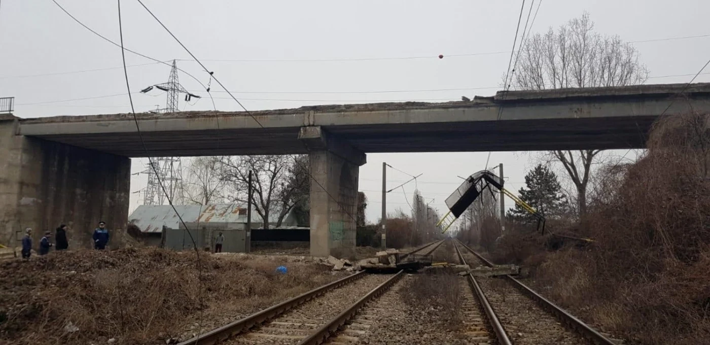 Balustrada prăbuşită vineri dimineaţă pe calea ferată, lângă Ploieşti FOTO ISU Prahova