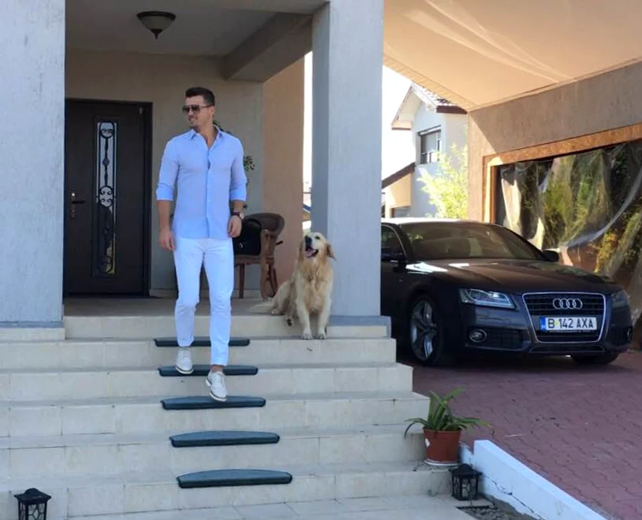 Adrian Alexandrov, în curtea vilei din Corbeanca