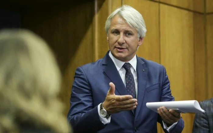 
    Ministrul de Finanțe, Eugen Teodorovici s-a remarcat când era parlamentar prin critica măsurilor siciale, iar acum a devenit un promotor al acestora  