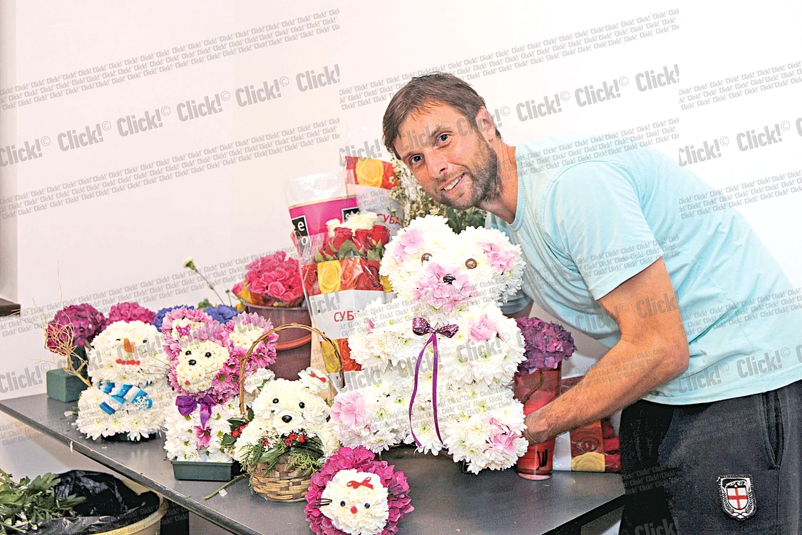 Luca Lucreţiu ne arată animăluţele făcute de el. Costă între 100 şi 415 lei şi le puteţi cumpăra de pe www.florifrumoase.ro
