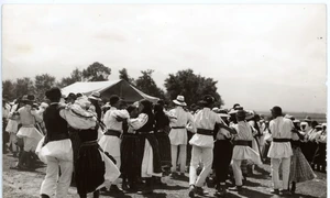 Scenă de joc la un târg de la Drăguș, perioada interbelică (© arhiva Muzeului de Etnografie Brașov)