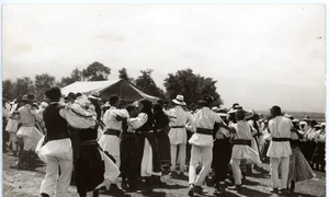 Scenă de joc la un târg de la Drăguș, perioada interbelică (© arhiva Muzeului de Etnografie Brașov)