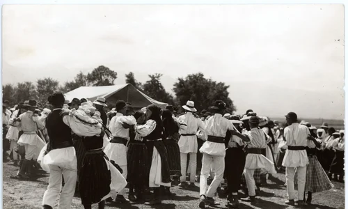 Scenă de joc la un târg de la Drăguș, perioada interbelică (© arhiva Muzeului de Etnografie Brașov)