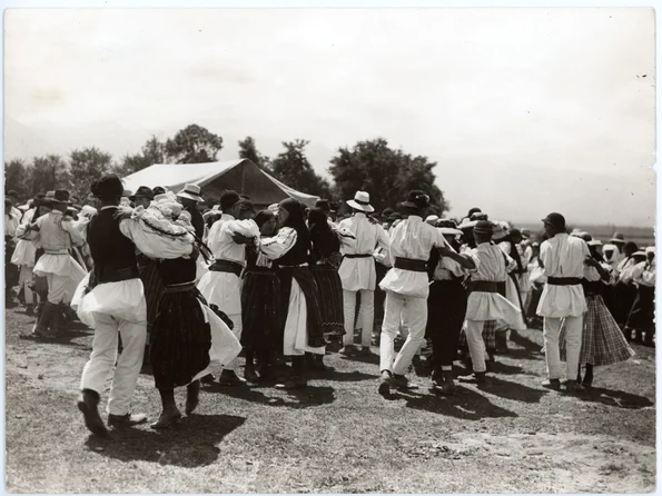 Scenă de joc la un târg de la Drăguș, perioada interbelică (© arhiva Muzeului de Etnografie Brașov)