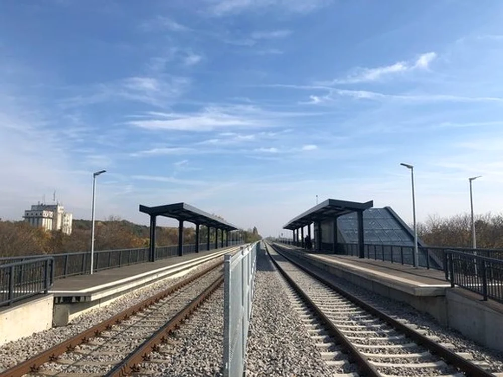 
    Peroanele stației Otopeni Nord sunt acoperite  