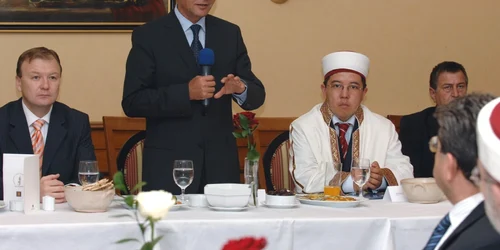 Traian Băsescu la cina de Iftar cu muftiul Iusuf Murat Foto Arhivă presidency.ro