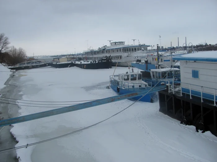 O mulţime de nave sunt "îngheţate" în port