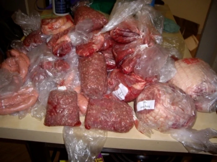 Sute de kilograme de carne congelată au fost găsite pe malul lacului Tarniţa FOTO:www.bzi.ro