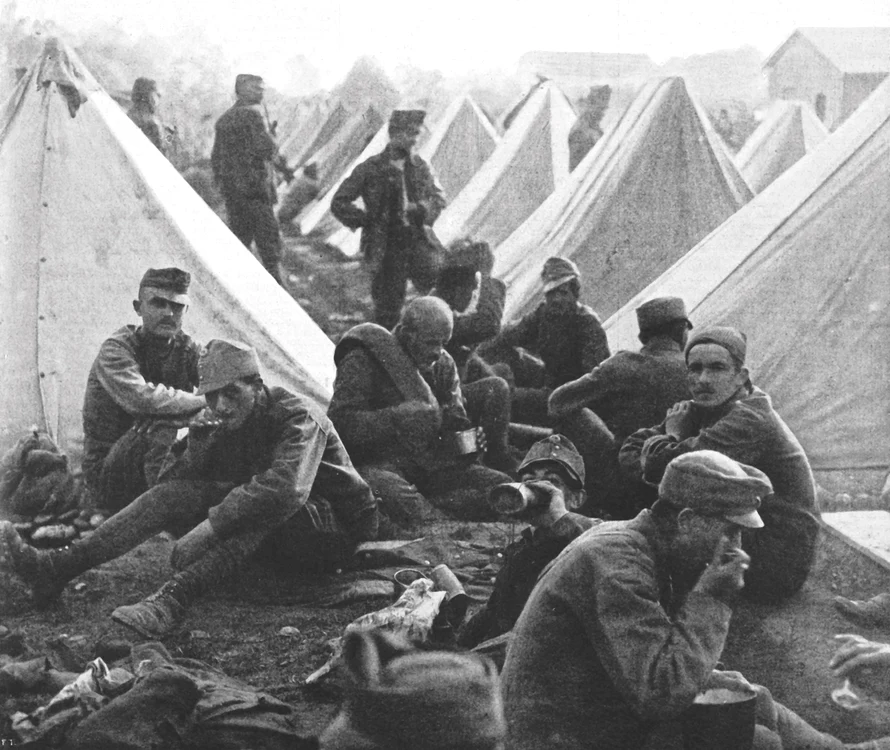 Prizonieri din armata austro-ungară: prima raţie după capturare, iulie 1917