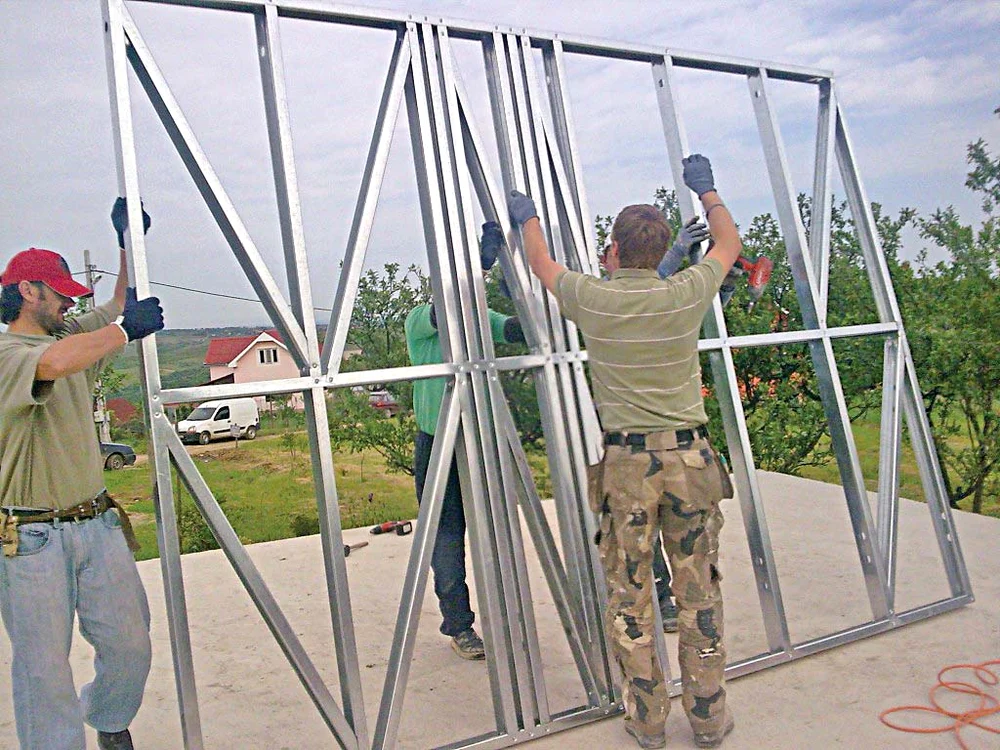 Pasul 1: Se montează structura  metalică în panouri și pe  fundație de 140 cm