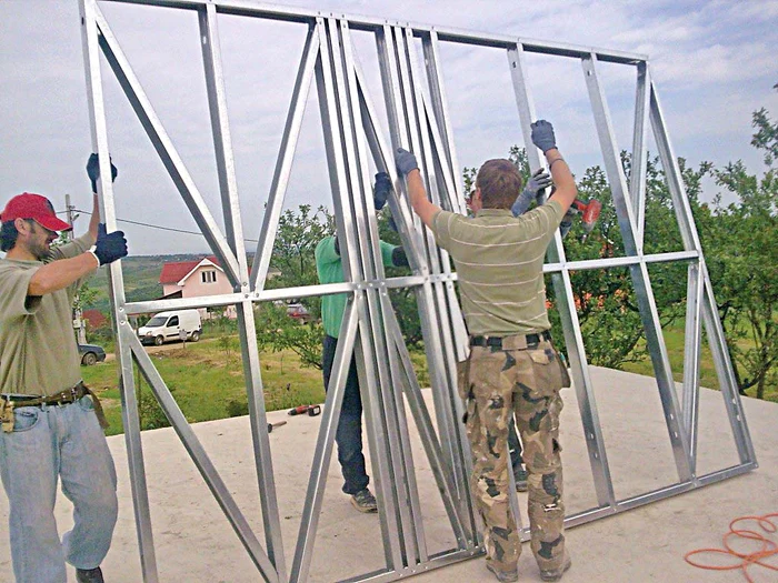 Pasul 1: Se montează structura metalică în panouri și pe fundație de 140 cm