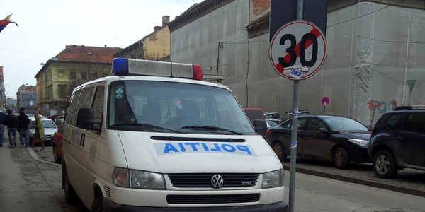 Maşină de poliţie parcată pe trotuar