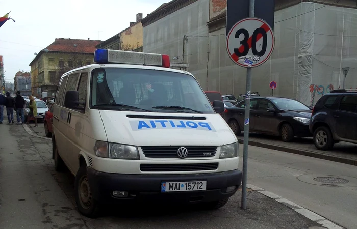 Un poliţist a fost luat pe capotă de un taximetrist FOTO Adevărul