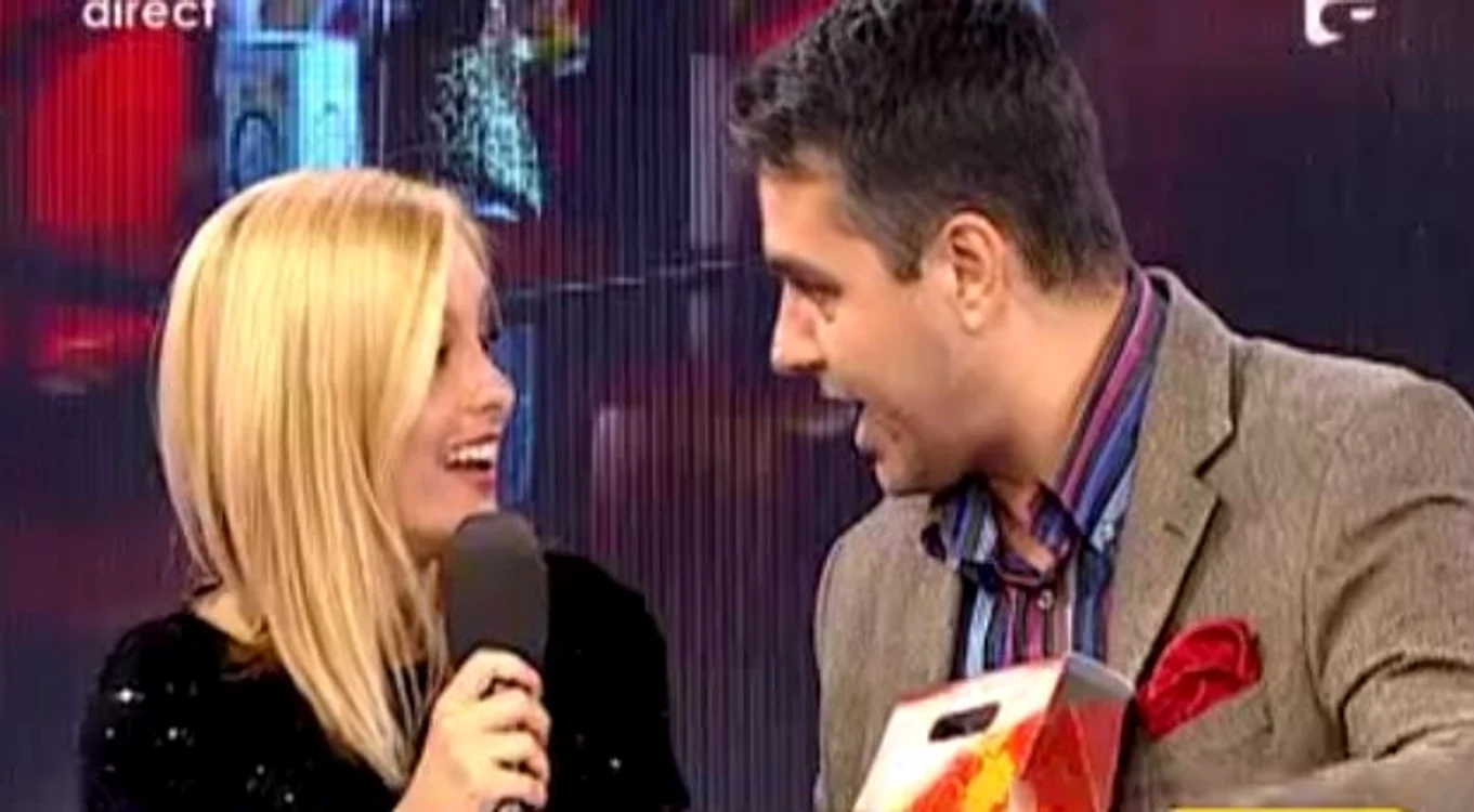 Cristi Brancu i-a dat un cadou Simonei Gherghe de ziua ei de naştere, în timpul emisiunii (captură Antena 1)