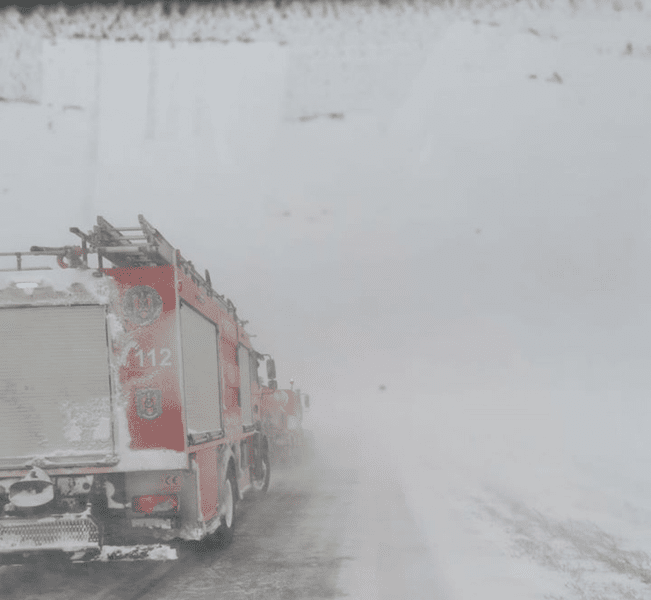 Șoferii, sfătuiți să nu plece la drum pe viscol şi ninsoare abundentă. Ce trebuie să aibă în portbagaj, în caz de deplasare