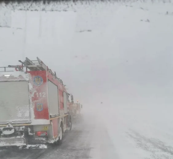 Șoferii, sfătuiți să nu plece la drum pe viscol FOTO Arhivă ISU