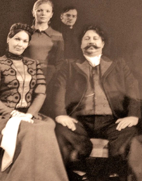 Mihaela Juvara (stânga) în piesa &quot;Ivanov&quot; de Cehov