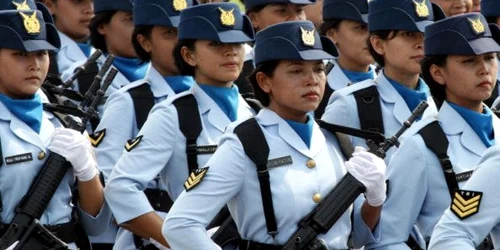 Femei din forţele aeriene ale Indoneziei în timpul unei parade FOTO AFP/Getty Images