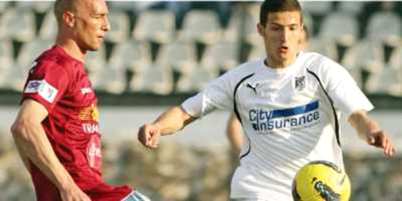 Andrei Lungu  (în alb) a marcat  golul victoriei  pentru Sportul  