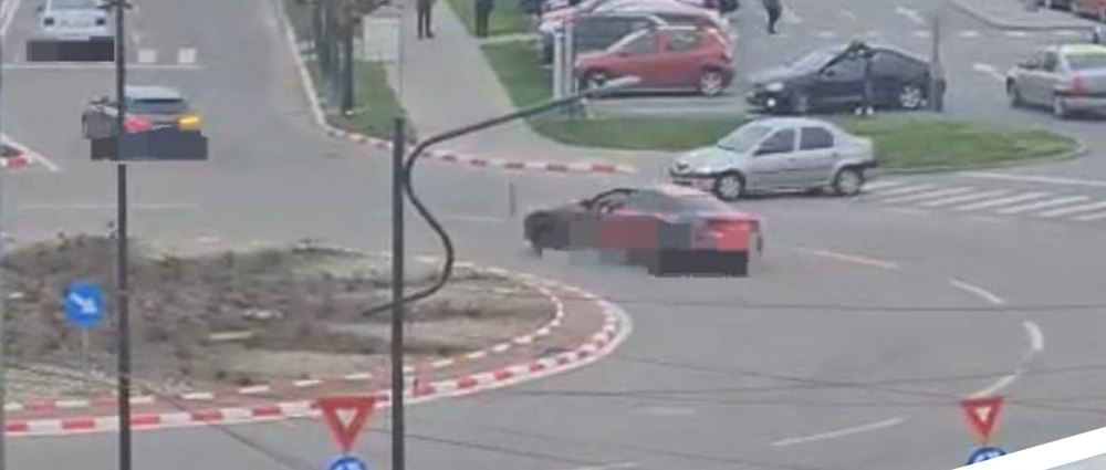Un teribilist s-a ales cu permisul reținut după ce a făcut drifturi în sensul giratoriu. Cât îl va costa „distracția”