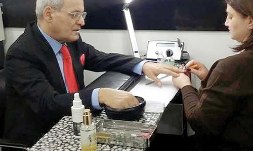 Nelu Ploieşteanu  (64 de ani): „Vine la trei săptămâni pentru manichiură şi pedichiură  Nu se consideră  metrosexual, însă îi place  mult să fie aranjat, pentru că dânsul are în permanență contact cu publicul”  jpeg
