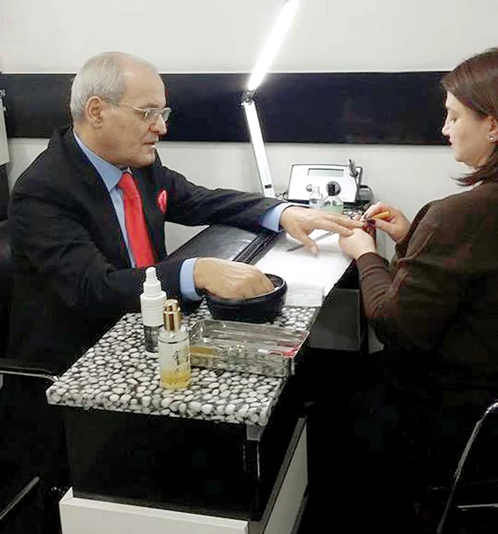 Nelu Ploieşteanu (64 de ani): „Vine la trei săptămâni pentru manichiură şi pedichiură. Nu se consideră metrosexual, însă îi place mult să fie aranjat, pentru că dânsul are în permanență contact cu publicul”.