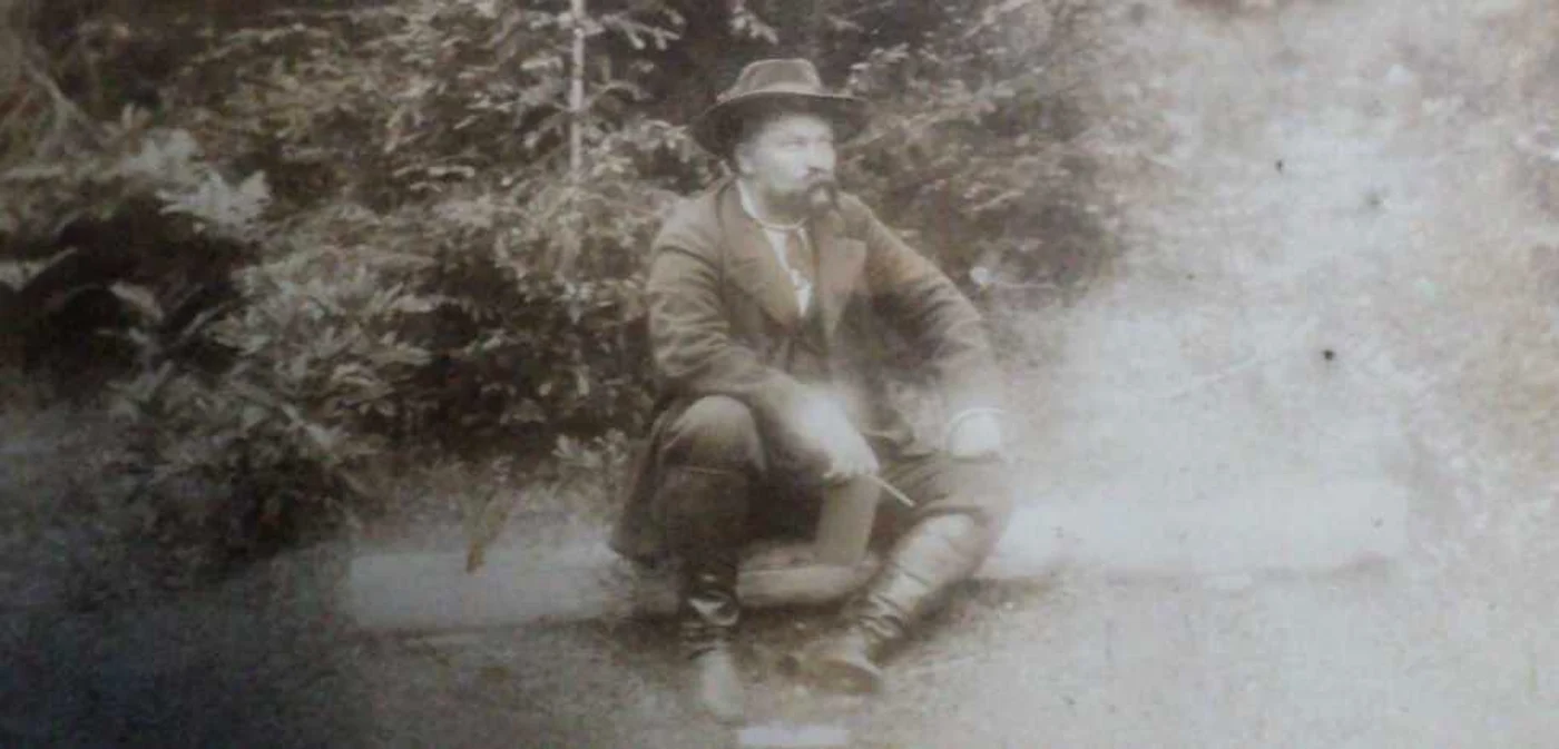 Hogaş, călătorul, 1895-1896, în parcul din Piatra Neamţ FOTO: Arhiva Sidonia Hogaş