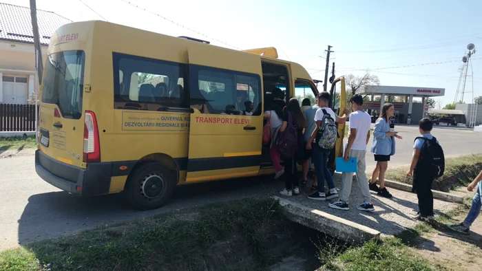 În prima zi de școală și elevii de gimnaziu au plecat spre casă după prânz FOTO: A.M.