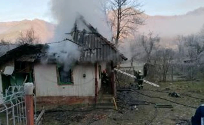 Trupul unui bărbat de 72 de ani din Brezoi - Vâlcea găsit carbonizat printre resturile unei case incendiate Foto Adevărul