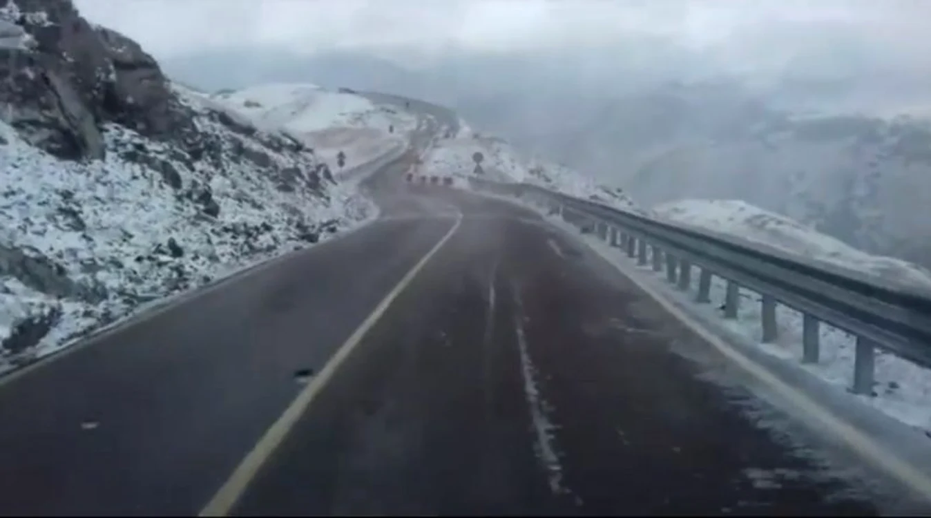 
    Transalpina este încă închisă din cauza zăpezii și a poleiului  