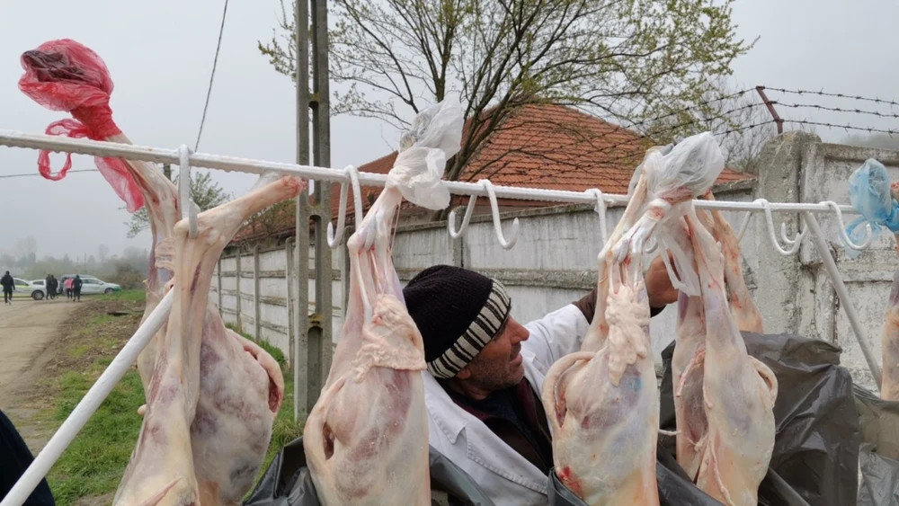 Mai puține puncte de sacrificare a mieilor de la ciobani. „În magazine e peste 60 lei/kg”. Cât va fi prețul la producător