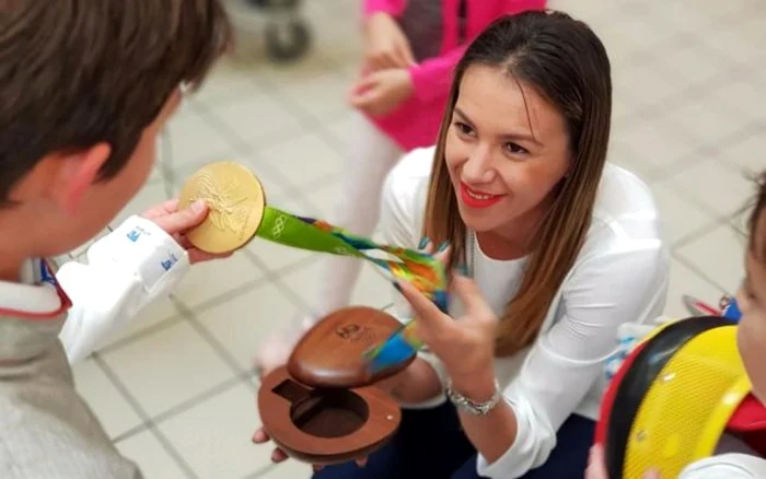 Simona Gherman încurajează copiii să se apuce de spadă. Foto FB ACS Spadasinii Argeşeni