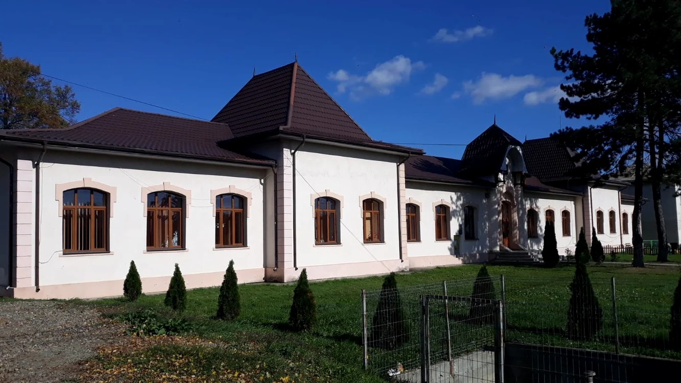 Aceasta este școala din localitatea Zamostea unde s-au petrecut faptele